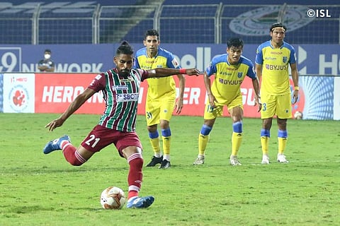 ഐഎസ്എല്ലില് എടികെ മോഹന് ബഗാന് കേരളാ ബ്ലാസ്റ്റേഴ്സ് മത്സരത്തില് നിന്ന്