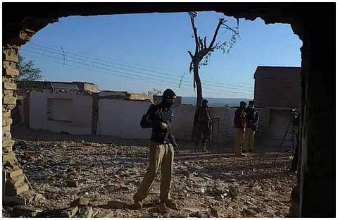 അക്രമികള് തകര്ത്ത ക്ഷേത്രത്തിന് മുന്നില് പൊലീസ് കാവല് നില്ക്കുന്നു/ എഎഫ്പി