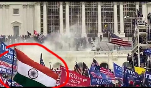 ട്രംപ് അനുകൂലികളുടെ പ്രകടനത്തിനിടെ കണ്ട ഇന്ത്യന് പതാക/ട്വിറ്റര്