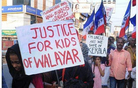 വാളയാര് കുട്ടികള്ക്ക് നീതി ലഭിക്കണമെന്ന് ആവശ്യപ്പെട്ടു നടന്ന പ്രതിഷേധ മാര്ച്ച് / ഫയല് ചിത്രം