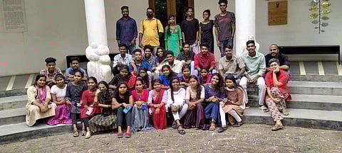 ആദിശക്തി സമ്മർ സ്കൂളിലെ വിദ്യാർത്ഥികൾ സംഘാടകർക്കൊപ്പം