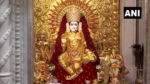 സ്വര്ണസാരി ഉടുപ്പിച്ച മഹാലക്ഷ്മിയുടെ പ്രതിമ