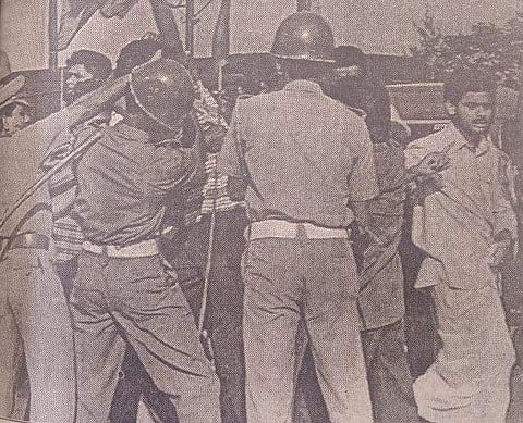 മുഖ്യമന്ത്രി എകെ ആന്റണിയുടെ കാർ തടഞ്ഞ എസ്എഫ്ഐ പ്രവർത്തകരെ പൊലീസ് നീക്കുന്നു