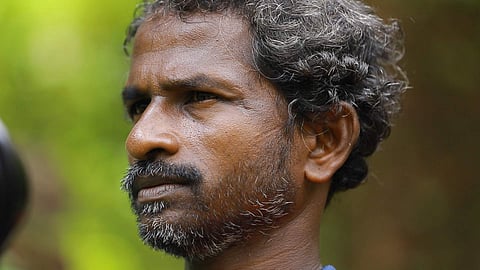 കൃഷ്ണ മോഹന പൊസല്യ. ഇദ്ദേഹമാണ് സമുദായത്തിനകത്തു നിന്ന് ഈ വിവേചനത്തിനെതിരെ ചോദ്യമുയർത്തുകയും ബ്രാഹ്മണരടക്കമുള്ള ജാതികൾക്കായി മാത്രം മാറ്റിവയ്ക്കപ്പെട്ട വഴിയിലൂടെ പടവുകൾ കയറിയതും/ ഫോട്ടോ: പ്രസൂൺ കിരൺ