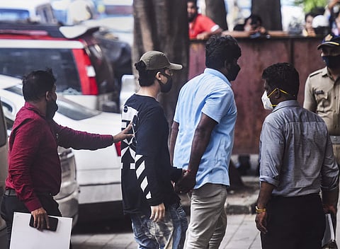 അറസ്റ്റിലായ ആര്യന് ഖാനെ വൈദ്യ പരിശോധനയ്ക്ക് ശേഷം എന്സിബി ഓഫീസിലേക്ക് കൊണ്ടുപോകുന്നു/ പിടിഐ