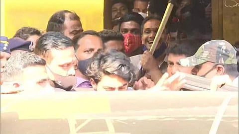 ആര്യന് ഖാന് ജയിലിനു പുറത്തേക്ക് /വിഡിയോ ദൃശ്യം