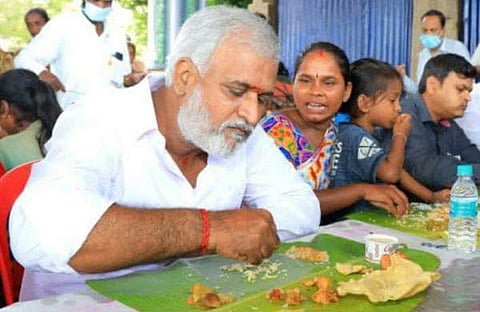 പികെ ശേകര് ബാബു നായ്ക്കുറവര്ക്കൊപ്പം അന്നദാനത്തില് പങ്കെടുക്കുന്നു/ഫെയ്സ്ബുക്ക്