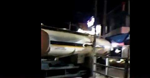 അപകടത്തില്പ്പെട്ട ടാങ്കര് ലോറി / ടെലിവിഷന് ദൃശ്യം