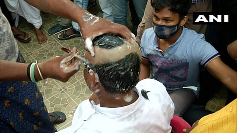 ബിജെപി എംഎല്എ തല മൊട്ടയടിക്കുന്നു