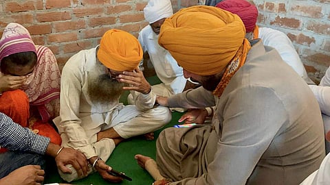 കൊല്ലപ്പെട്ട കര്ഷകന്റെ കുടുംബത്തെ ആശ്വസിപ്പിക്കുന്ന സിദ്ദു