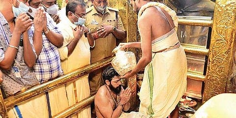 പുതിയ ശബരിമല മേൽശാന്തി എൻ പരമേശ്വരൻ നമ്പൂതിരി ചുമതലയേൽക്കുന്നു