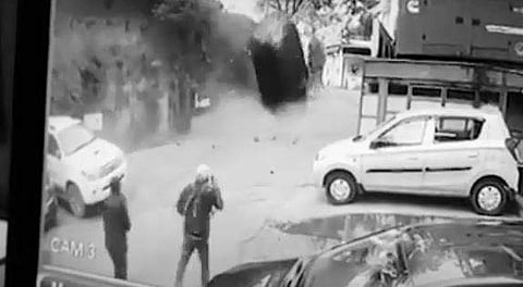 കാര് എലിവേറ്റഡ് റോഡില് നിന്ന് താഴേക്ക് വീഴുന്ന ദൃശ്യം