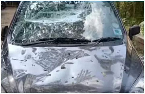 അക്രമികള് തകര്ത്ത കാര്