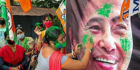 പശ്ചിമ ബംഗാളില് പാര്ട്ടി വിജയം ആഘോഷിക്കുന്ന തൃണമൂല് പ്രവര്ത്തകര്/പിടിഐ