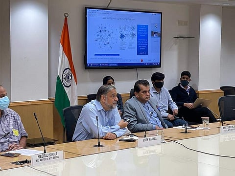 നീതി ആയോഗ് പ്രതിനിധികള് വാര്ത്താ സമ്മേളനത്തിനിടെ