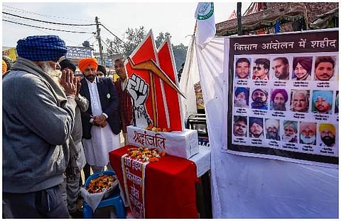 സമരത്തിനിടെ മരിച്ചവര്ക്ക് ആദരാഞ്ജലികള് അര്പ്പിക്കുന്ന കര്ഷകര്/ ട്വിറ്റര്