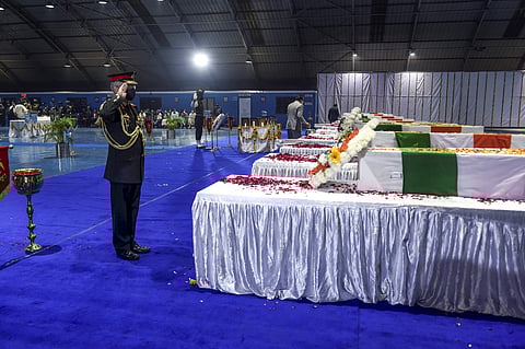 കരസേനാ മേധാവി അന്തിമോപചാരം അർപ്പിക്കുന്നു/ പിടിഐ ചിത്രം