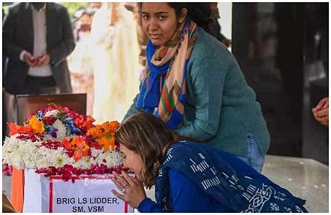 ബ്രിഗേഡിയര് ലിഡ്ഡറിന് അന്തിമോപചാരം അര്പ്പിക്കുന്ന കുടുംബം