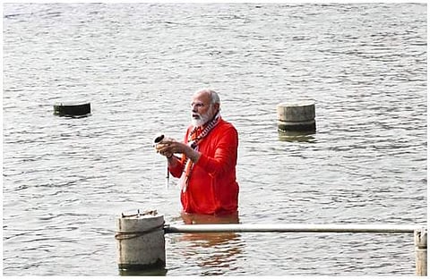 ഗംഗാ സ്നാനം ചെയ്യുന്ന മോദി/പിടിഐ