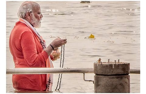 കാശിയില് ഗംഗാസ്നാനം ചെയ്യുന്ന മോദി/പിടിഐ