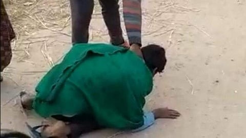 യുവാവിനെ ക്രുരമായി മര്ദ്ദിക്കുന്ന സ്ഥാനാര്ഥി ചിത്രം ട്വിറ്റര്