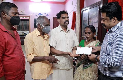 അനില് കുമാറിന് ലുലു ഗ്രൂപ്പ് സഹായധനം കൈമാറുന്നു