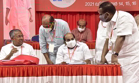 പിണറായി, കോടിയേരി, ജില്ലാ സെക്രട്ടറി സി എൻ മോഹനൻ എന്നിവർ/ ചിത്രം : ആൽബിൻ മാത്യു ( ന്യൂ ഇൻഡ്യൻ എക്സ്പ്രസ്)