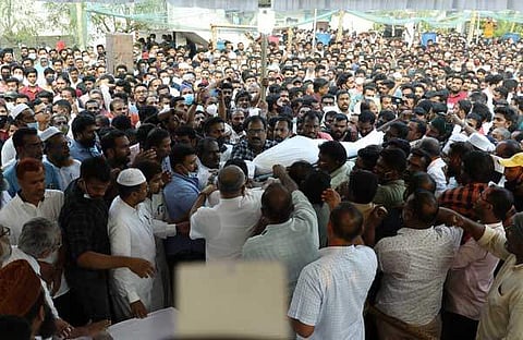 എസ്ഡിപിഐ നേതാവ് ഷാനിന് അന്ത്യാഞ്ജലി അര്പ്പിക്കുന്നവര്/എക്സ്പ്രസ്