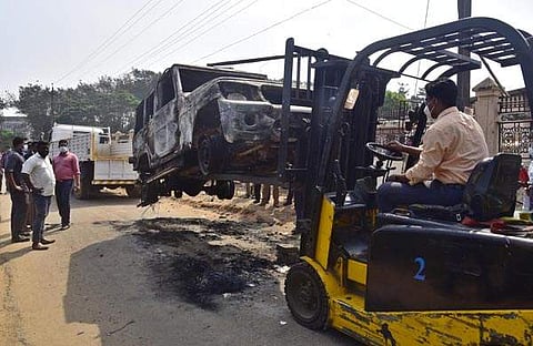 കിഴക്കമ്പലത്ത് അതിക്രമത്തില് നശിപ്പിക്കപ്പെട്ട പൊലീസ് ജീപ്പ് നീക്കം ചെയ്യുന്നു/ആല്ബിന് മാത്യു