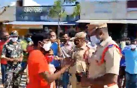 മുഖത്തടിച്ചതിനെ ചൊല്ലി എട്ടുവയസുകാരിയുടെ പിതാവും പൊലീസ് ഉദ്യോഗസ്ഥനും തമ്മിലുള്ള വാക്ക്തര്ക്കം