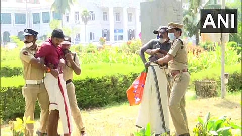 സെക്രട്ടേറിയറ്റ് മതില് ചാടിക്കടന്ന യുവമോര്ച്ച പ്രവര്ത്തകരെ പൊലീസ് നീക്കം ചെയ്യുന്നു/ എഎന്ഐ ചിത്രം