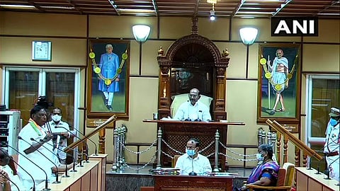 നിയമസഭയില് നിന്ന് ഇറങ്ങിപ്പോകുന്നതിന് മുന്പ് മുഖ്യമന്ത്രി വി നാരായണ സ്വാമി സംസാരിക്കുന്നു/ എഎന്ഐ