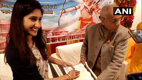 കോണ്ഗ്രസ് എംഎല്എ അതിഥി സിങ് രാമക്ഷേത്രനിര്മ്മാണത്തിനായി സംഭാവന നല്കുന്നു