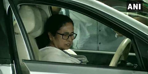 ആശുപത്രിയില് നിന്നും മടങ്ങുന്ന മുഖ്യമന്ത്രി മമത ബാനര്ജി / ചിത്രം എഎന്ഐ