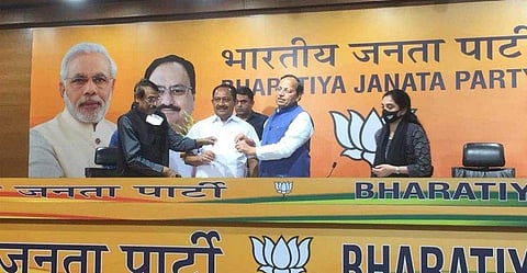 അരുണ് സിങില് നിന്ന് വിജയന് തോമസ് അംഗത്വം സ്വീകരിക്കുന്നു