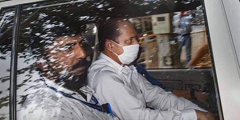 സച്ചിന് വാസേയെ എന്ഐഎ കോടതിയിലേക്ക് കൊണ്ടുപോകുന്നു/ പിടിഐ ചിത്രം