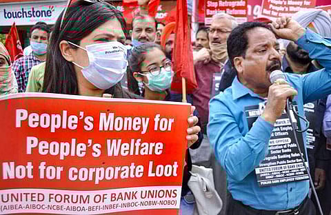 പണിമുടക്കിയ ബാങ്ക് ജീവനക്കാര് പാട്യാലയില് പ്രകടനം നടത്തുന്നു/പിടിഐ