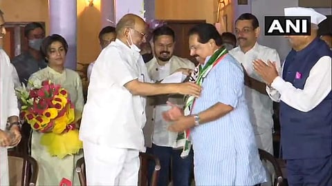 പിസി ചാക്കോയെ എന്സിപി നേതാവ് ശരത് പവാര് ഷാള് അണിയിക്കുന്നു / ചിത്രം എഎന്ഐ