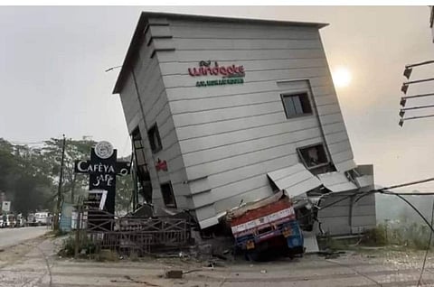 ലോറി ഇടിച്ചു കയറിയതിനെ തുടർന്ന് അപകടാവസ്ഥയിലായ കെട്ടിടം/ ഫേയ്സ്ബുക്ക്