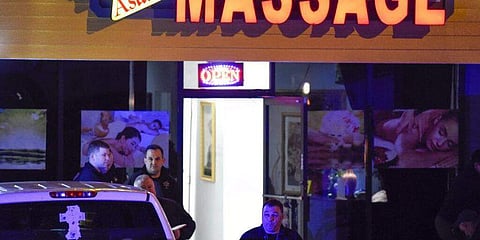 ആക്രമണം നടന്ന പാർലറിൽ പൊലീസ് പരിശോധന നടത്തുന്നു/ ചിത്രം: എ പി