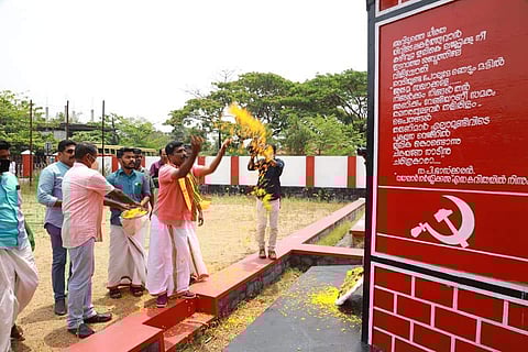 പുന്നപ്ര വയലാർ സ്മാരകത്തിൽ പുഷ്പാർച്ചന നടത്തുന്ന സന്ദീപ് വചസ്പതി/ ഫോട്ടോ: ഫെയ്സ്ബുക്ക്