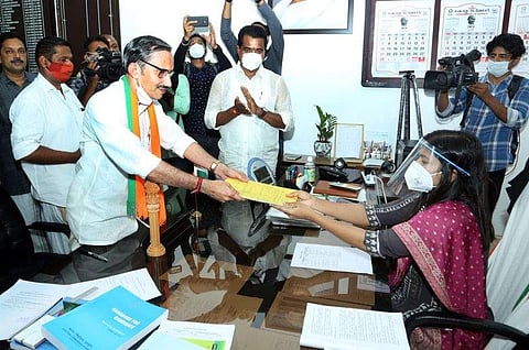 എംടി രമേശ് നാമനിര്ദേശപത്രിക സമര്പ്പിക്കുന്നു /ചിത്രം ഫെയ്സ്ബുക്ക്