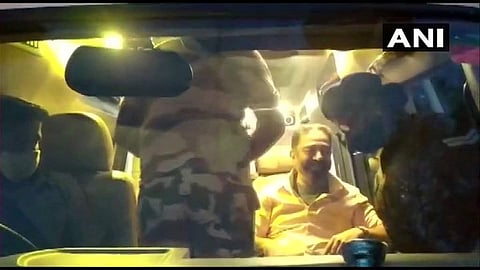 തെരഞ്ഞെടുപ്പ് ഫ്ലയിങ് സ്ക്വാഡ് കമൽഹാസന്റെ വാഹനത്തിൽ പരിശോധന നടത്തുന്നു