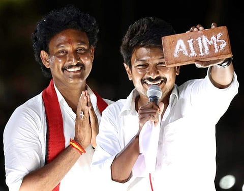 തൂത്തുക്കുടിയിലെ പൊതുയോഗത്തിൽ ഇഷ്ടിക ഉയർത്തിക്കാട്ടുന്ന സ്റ്റാലിൻ/ ട്വിറ്റർ