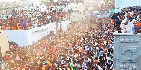 തെലുങ്ക് പുതുവര്ഷ ആഘോഷങ്ങളുടെ ഭാഗമായി തടിച്ചുകൂടിയ നാട്ടുകാര്