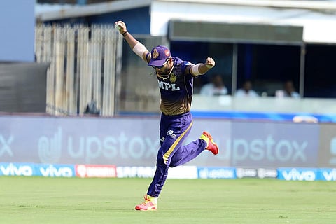 കോഹ് ലിയെ പുറത്താക്കാന് ക്യാച്ചെടുത്ത രാഹുല് ത്രിപദിയുടെ ആഘോഷം/ഫോട്ടോ: ട്വിറ്റര്, ഐപിഎല്