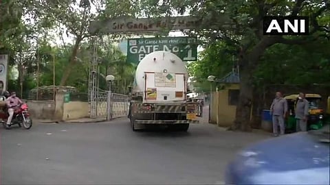 ഗംഗാറാം ആശുപത്രിയില് ഓക്സിജന് എത്തിക്കുന്നു /ചിത്രം എഎന്ഐ