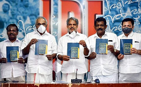 എൽഡിഎഫിന്റെ പ്രകടനപത്രിക പുറത്തിറക്കിയപ്പോൾ