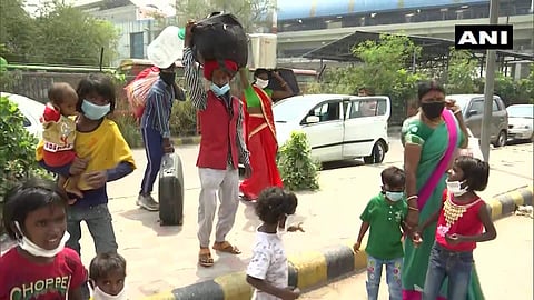നാട്ടിലേക്ക് മടങ്ങുന്ന കുടിയേറ്റത്തൊഴിലാളികള്/ എഎന്ഐ