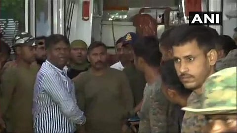 മാവോയിസ്റ്റുകള് തട്ടിക്കൊണ്ടുപോയ സിആര്പിഎഫ് കമാന്ഡോയെ ബീജാപൂരില് എത്തിച്ചപ്പോള്/ചിത്രം: എഎന്ഐ